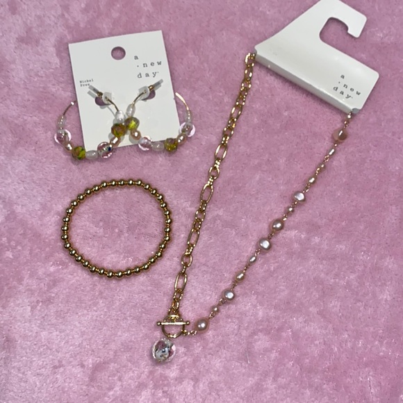 NWT. Beautiful. 3 piece set. Necklace . Bracelet, earrings. - Picture 1 of 6